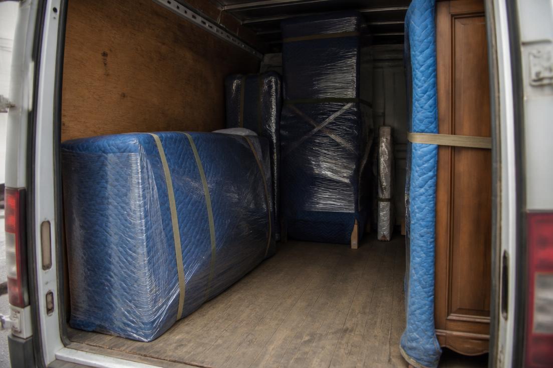 Flyttkartonger och möbler som packas försiktigt inför en flytt med försäkringsskydd